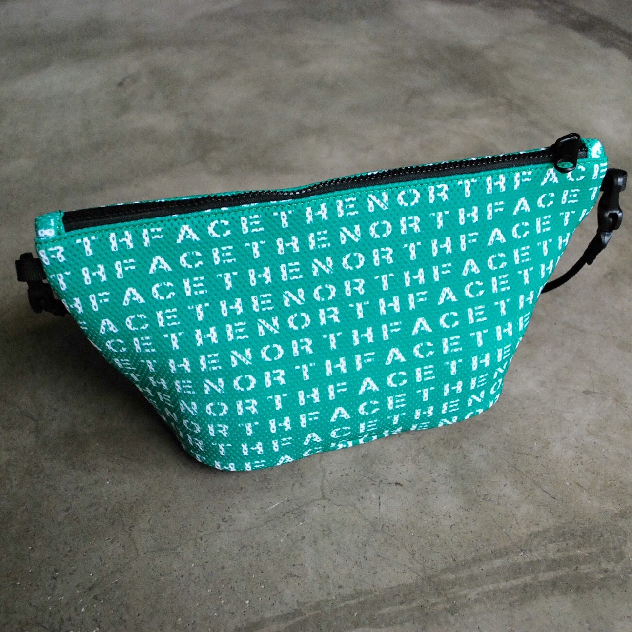 Logo Print Mesh Pouch M KELLY GREEN