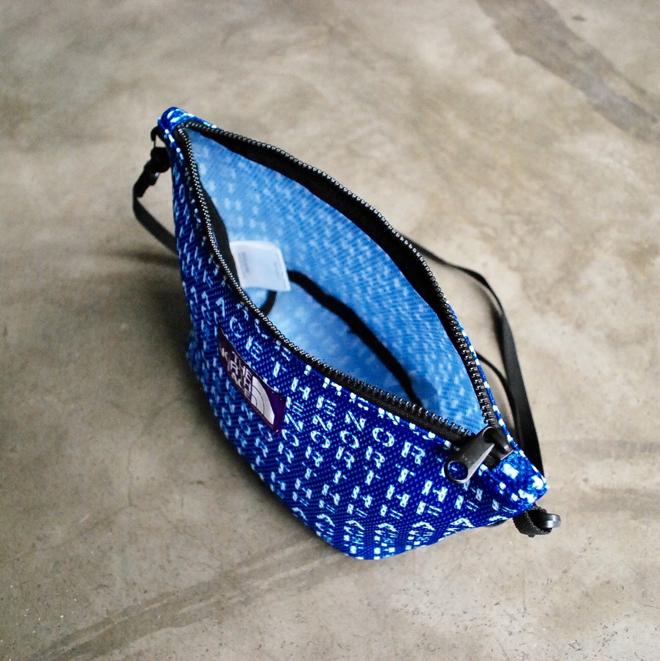 Logo Print Mesh Pouch M BLUE