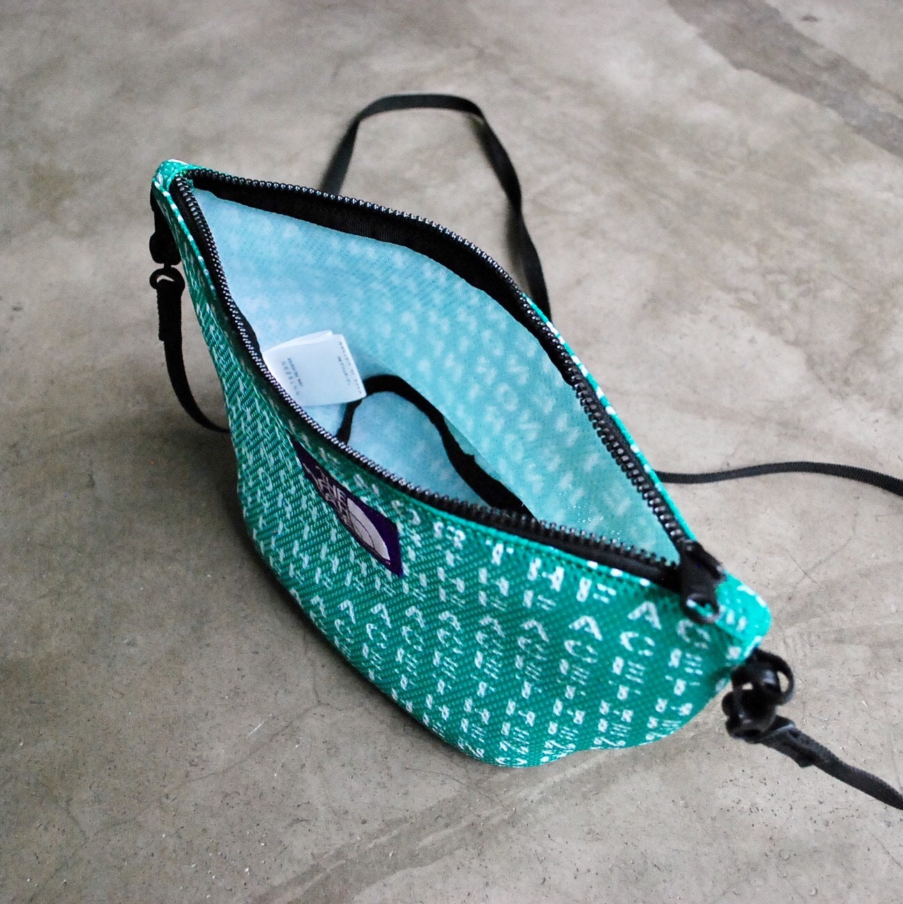 Logo Print Mesh Pouch M KELLY GREEN