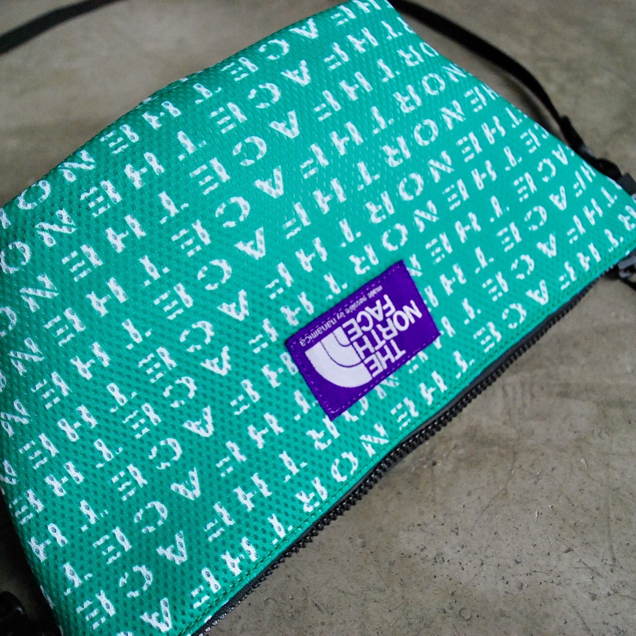 Logo Print Mesh Pouch M KELLY GREEN