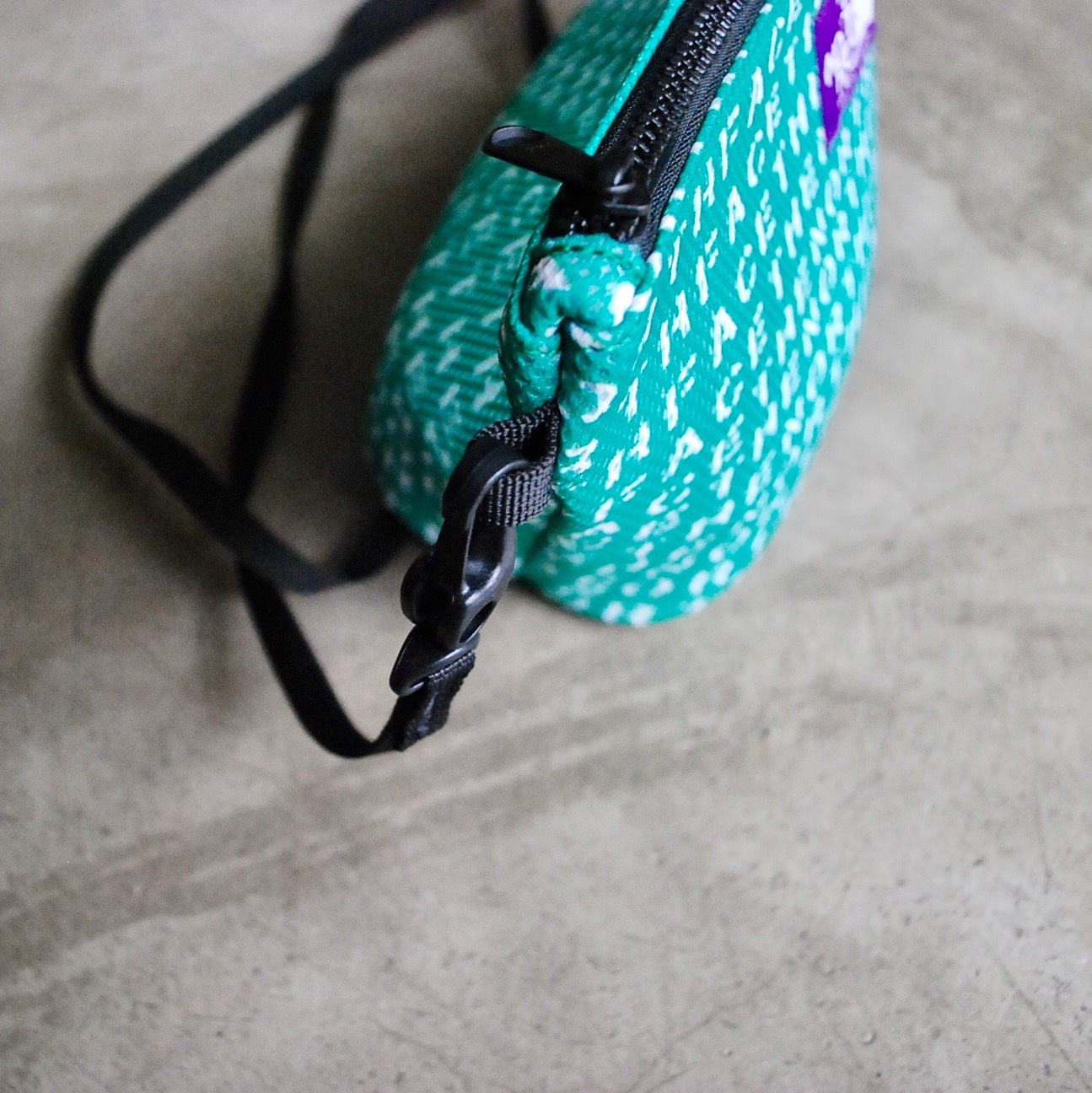 Logo Print Mesh Pouch M KELLY GREEN