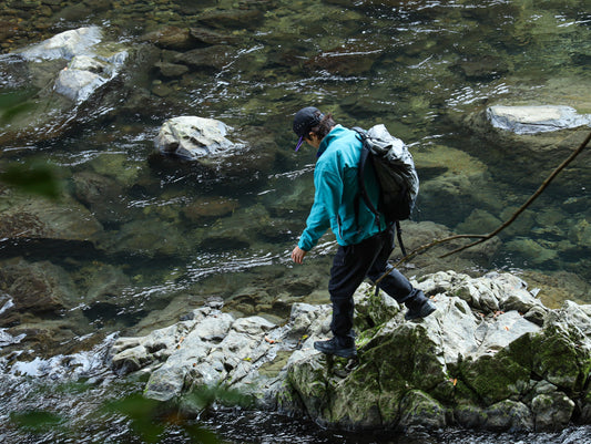 秋冬も、アクティブに。ミドルウェイトの定番パンツ 「MID WEIGHT CEDAR PANTS」